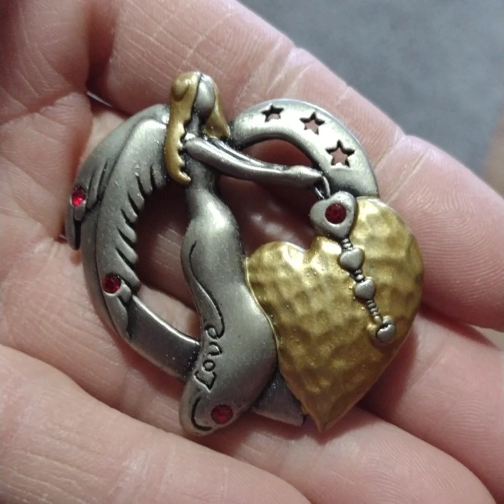DD SIGNED PEWTER ANGEL WITH HEART/STARS RED RHINESTONE 1.8